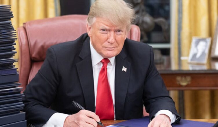 상호 관세를 발표한 트럼프 대통령(사진 - OFFICIAL WHITE HOUSE PHOTO)